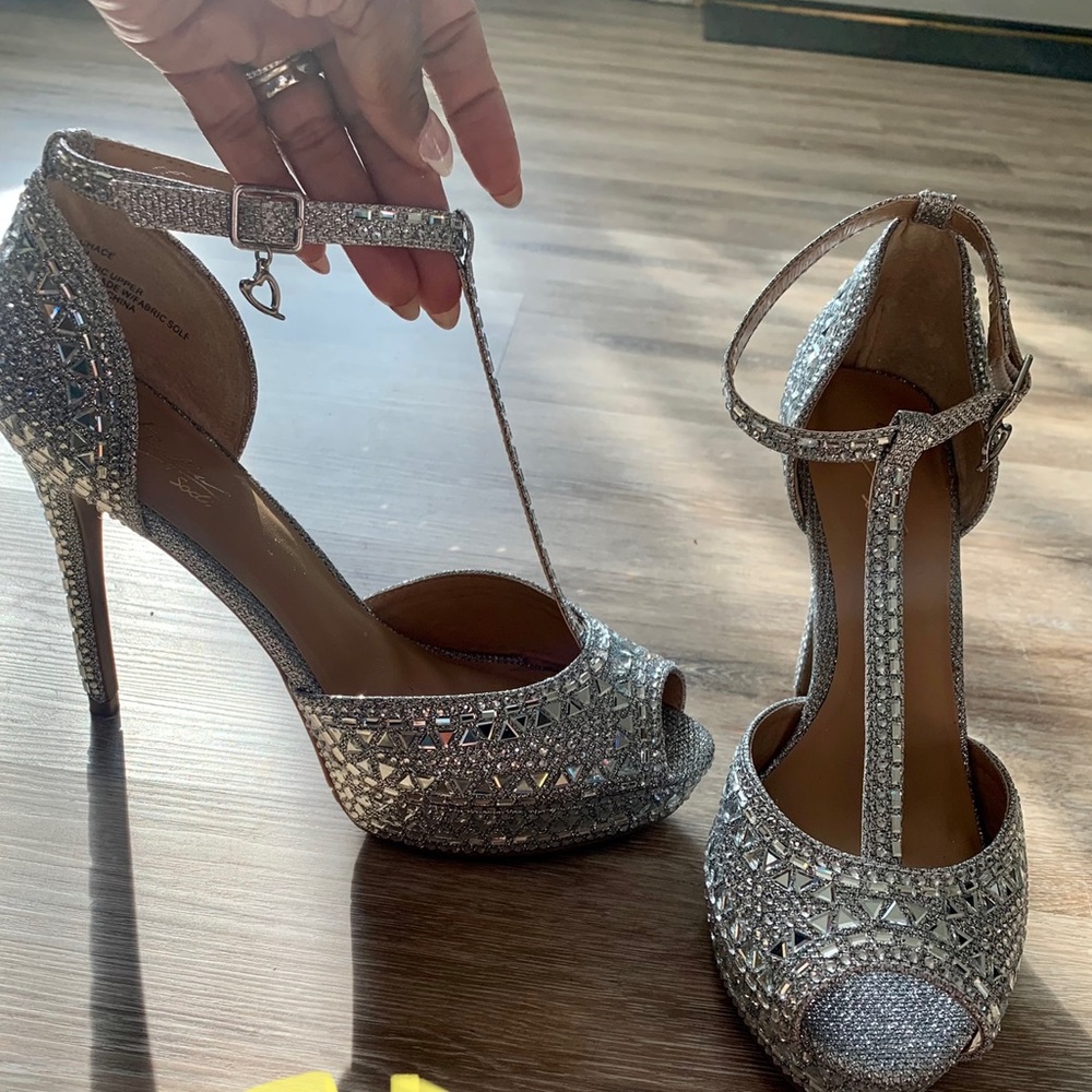 GORGEOUS Worn For 2hours, Not in original box it was destroyed during transit